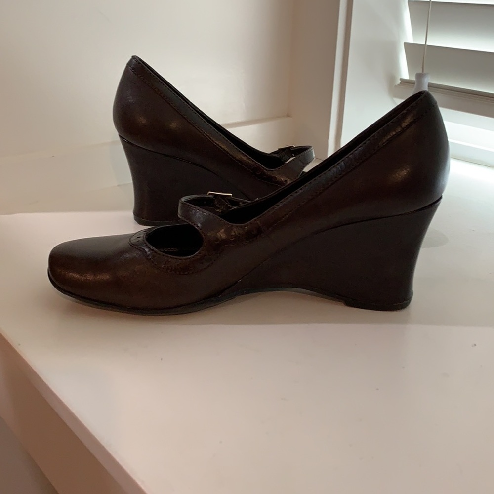 Liz Claiborne Women’s leather wedge shoe.